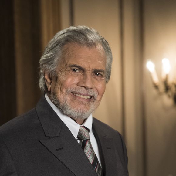 Lorde Williamson (Tarcísio Meira) não desiste e destrata Elisabeta (Nathalia Dill) durante jantar nos próximos capítulos da novela 'Orgulho e Paixão'