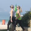 Ellen Rocche caminha acompanhada de amiga, no Rio