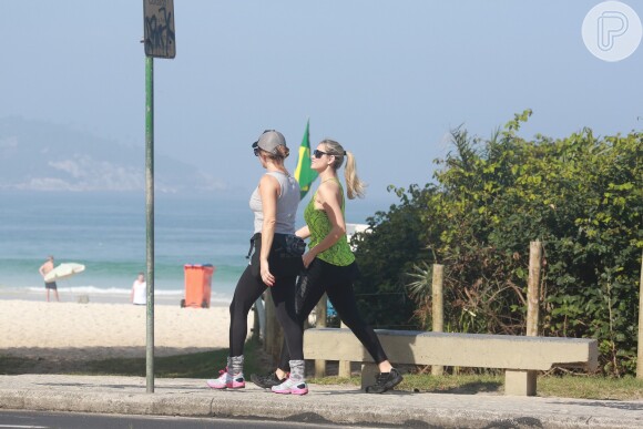 Ellen Rocche caminha acompanhada de amiga, no Rio