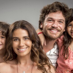 Luzia (Giovanna Antonelli) sente saudade dos filhos, Manuela (Rafaela Brasil) e Ícaro (Thales Miranda), no capítulo de sexta-feira, 18 de maio de 2018 da novela 'Segundo Sol'