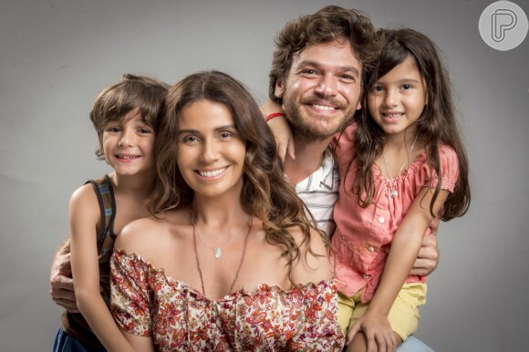 Luzia (Giovanna Antonelli) sente saudade dos filhos, Manuela (Rafaela Brasil) e Ícaro (Thales Miranda), no capítulo de sexta-feira, 18 de maio de 2018 da novela 'Segundo Sol'