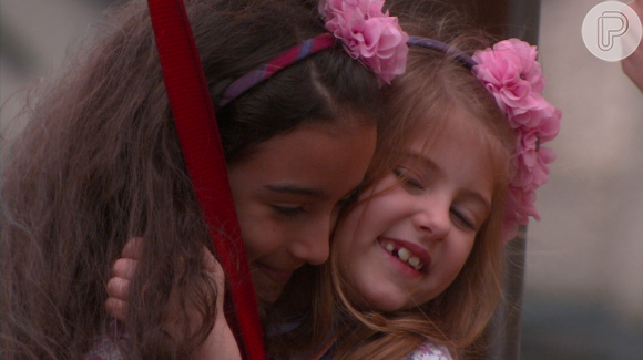 Bárbara (Renata Randel) é resgatada por Dulce Maria (Lorena Queiroz) depois de ficar presa em um brinquedo alto, no capítulo que vai ao ar segunda-feira, dia 14 de maio de 2018, na novela 'Carinha de Anjo'