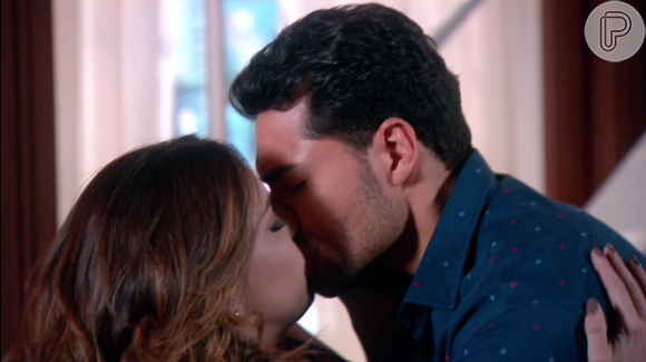 Cecília (Bia Arantes) e Gustavo (Carlo Porto) dão beijo apaixonado após se reconciliarem, no capítulo que vai ao ar terça-feira, dia 15 de maio de 2018, na novela 'Carinha de Anjo'