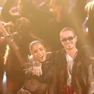 Anitta cita apoio de J Balvin ao parabenizá-lo em aniversário de 33 anos