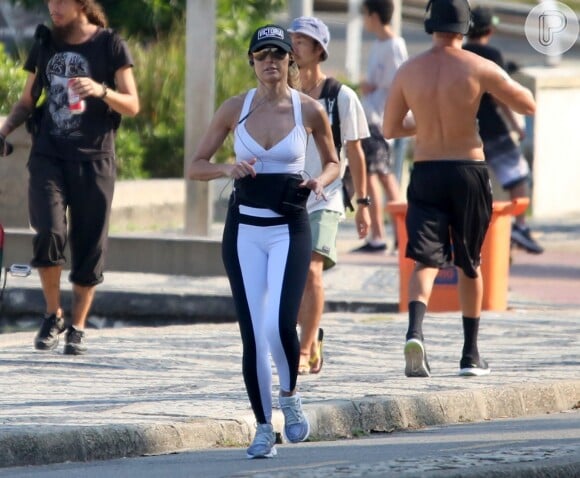 Patricia Poeta correu na orla de Ipanema, Zona Sul do Rio de Janeiro, nesta segunda-feira, 7 de maio de 2018