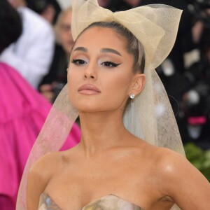 Ariana Grande usou look assinado por Vera Wang no Met Gala 2018