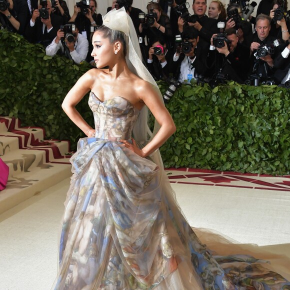 Ariana Grande fez sua estreia no Met Gala 2018 nesta quinta-feira, 7 de maio de 2018