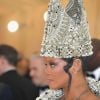 No Met Gala, Rihanna usou acessório de cabeça similar à mitra, usada por bispos e pelo papa como demonstração de autoridade