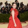 Anne Hathaway aposta em look Valentino no Met Gala 2018