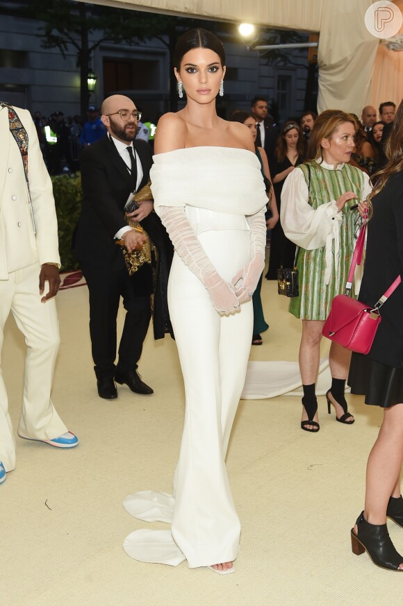 Kendall aposta em jumpsuit branco da marca Virgil Abloh