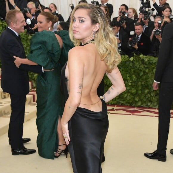 Miley Cyrus ostentou um decote poderoso tanto no busto, como também nas costas no Met Gala 2018