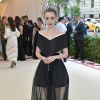 Lily Collins apostou no visual gótico-chique da coleção Couture da Givenchy no Met Gala 2018
