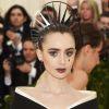 Lily Collins usou um cocar de metal e pedras preciosas colocadas sob os olhos para ir ao Met Gala 2018