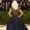 Designer de moda italiana Donatella Versace exibe seu look com inspiração religiosa no Met Gala 2018