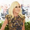 Designer de moda italiana Donatella Versace aposta em penteado natural e olhos marcantes para o Met Gala 2018
