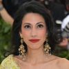 A política Huma Abedin apostou em maxi brincos e batom vermelho para o Met Gala 2018