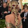 A atriz Jasmine Sanders exibe trança superlonga com aplicação de flores em seu cabelo