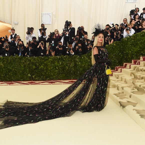 Rita Ora usou look com cauda superlonga no MET Gala 2018