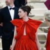 Look usado por Anne Hathaway Valentino é Alta-Costura Verão 2018
