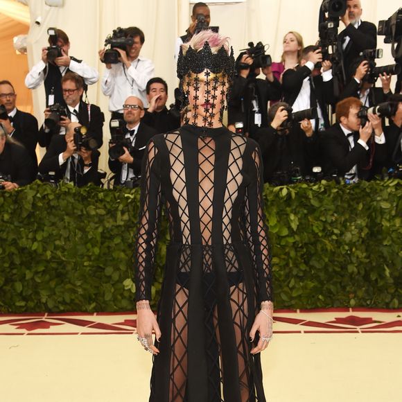 A modelo Cara Delevingne de Christian Dior Alta-Costura Verão 2018 no MET Gala 2018