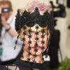 A modelo Cara Delevingne apostou em fios platinados e mecha na cor rosa para o Met Gala 2018