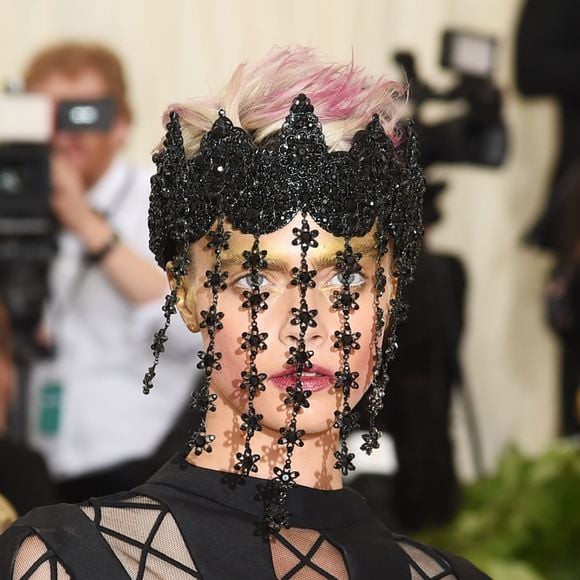 A modelo Cara Delevingne apostou em fios platinados e mecha na cor rosa para o Met Gala 2018