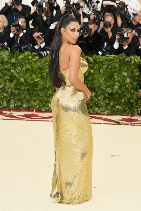 'Este vestido foi inspirado no icônico colar de cota de malha de ouro e projetos de cruz do desfile de alta-costura, de 1997', explicou Kim Kardashian de Atelier Versace 