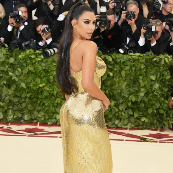 'Este vestido foi inspirado no icônico colar de cota de malha de ouro e projetos de cruz do desfile de alta-costura, de 1997', explicou Kim Kardashian de Atelier Versace 