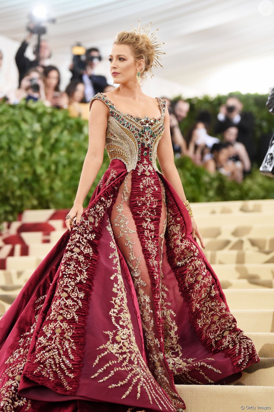 Blake Lively de Atelier Versace no Met Gala 2018 Purepeople