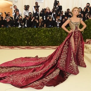 Blake Lively precisou alugar um ônibus de festa para não amassar o vestido Versace escolhido para o MET Gala 2018