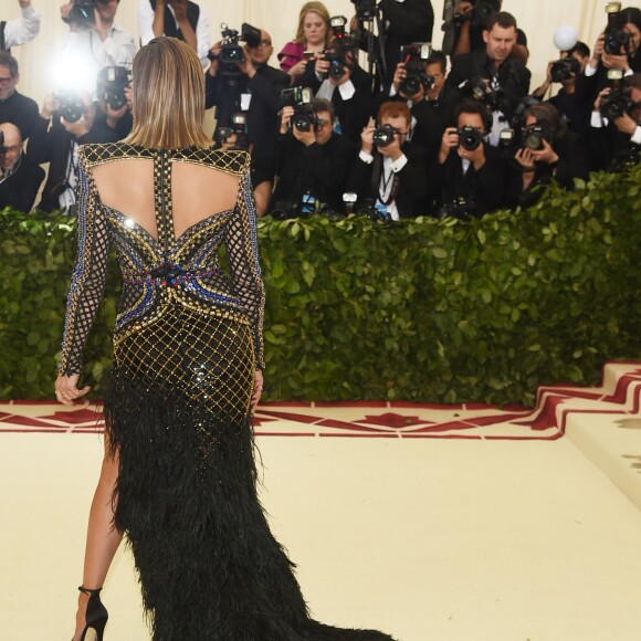 Vestido usado por Jennifer Lopez possui cauda de plumas, fenda e detalhes bordados em formato de cruz no colo