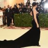Kendall Jenner apostou em vestido com cauda longa no Met Gala 2018