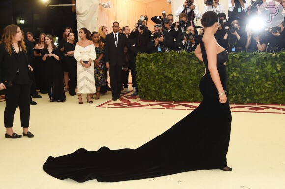 Kendall Jenner apostou em vestido com cauda longa no Met Gala 2018