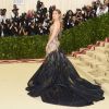 Look Atelier Versace de Gigi Hadid possui supercauda no Met Gala 2018