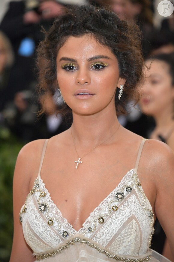 Selena Gomez exibe visual superbronzeado e sombra amarela no Met Gala 2018