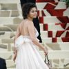Selena Gomez aposta em vestido fluído de renda no Met Gala 2018