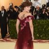Scarlett Johansson exibe detalhes de seu look Marchesa no Met Gala 2018
