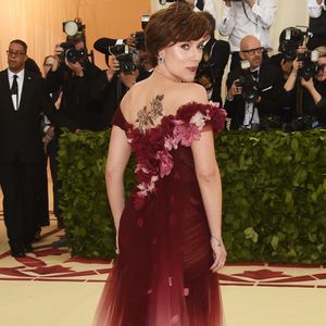 Scarlett Johansson exibe detalhes de seu look Marchesa no Met Gala 2018