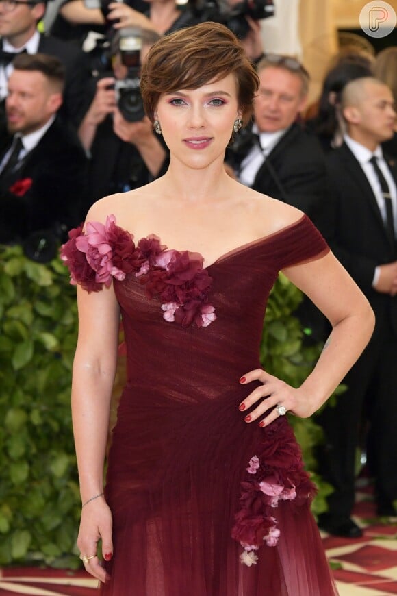 Scarlett Johansson usa maquiagem rosada no Met Gala 2018
