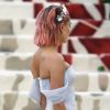 Hailey Baldwin moderniza e vai de cabelo rosa ao Met Gala 2018