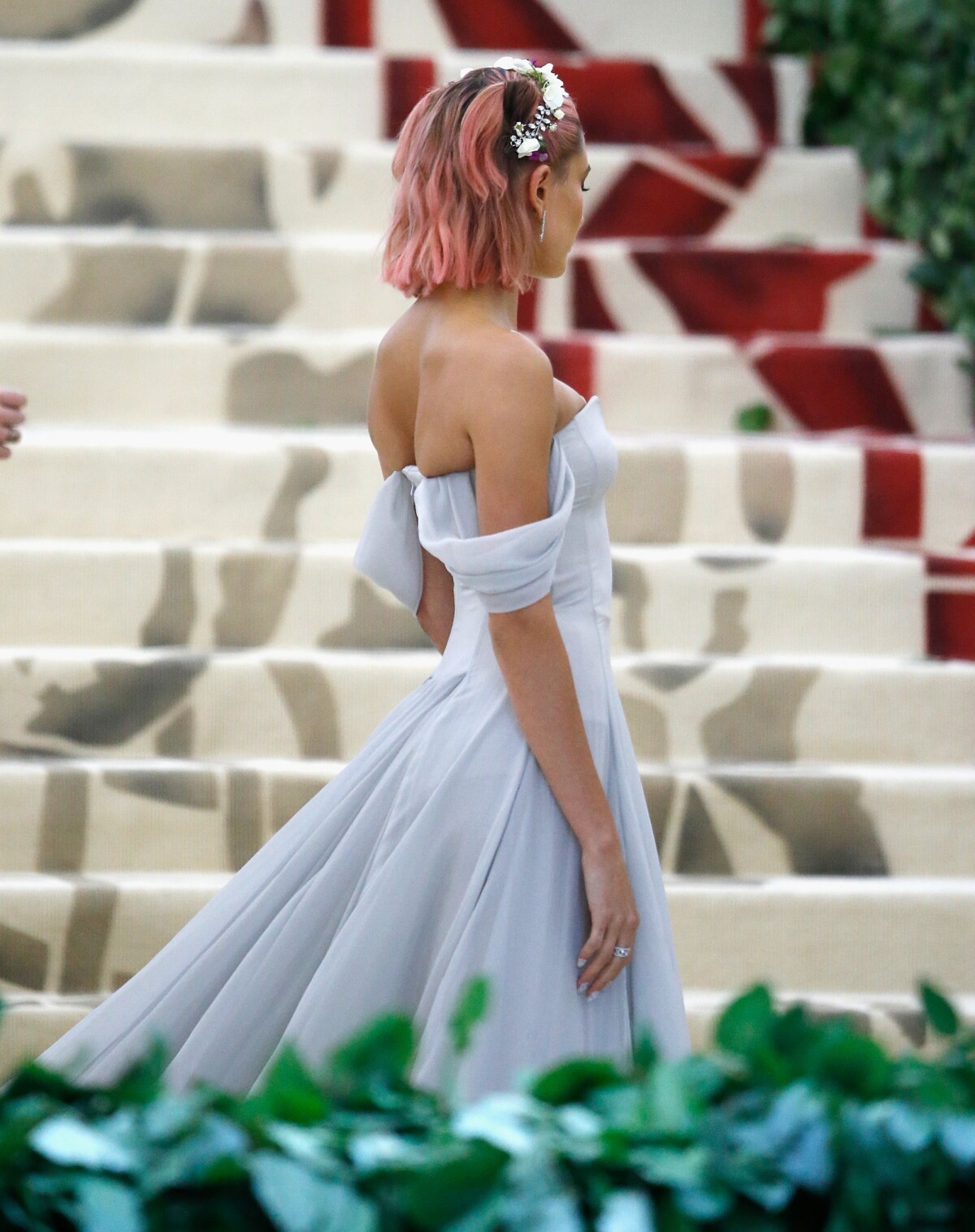 Foto: Hailey Baldwin moderniza e vai de cabelo rosa ao Met Gala 2018 -  Purepeople