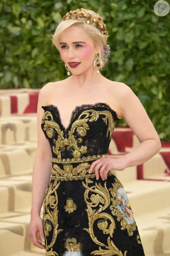Emilia Clarke inovou em maquiagem rosa  no Met Gala 2018