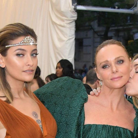 Paris Jackson posa com a designer Stella McCartney, responsável por seu look, e Miley Cyrus no Met Gala 2018