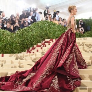 Blake Lively com vestido Versace no Met Gala 2018, no Metropolitan Museum of Art, em Nova York