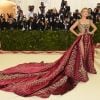 Blake Lively chamou atenção com vestido Versace com cauda longa no Met Gala 2018, no The Metropolitan Museum of Art, em Nova York, nesta segunda-feira, 7 de maio de 2018