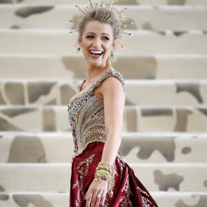 O vestido de Blake Lively no Met Gala demorou 600 horas para ser confecionado