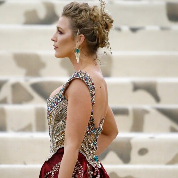 O body do vestido de Blake Lively era encravado de cristais