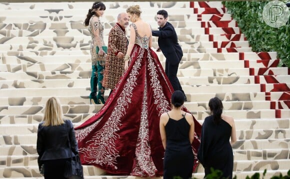 A cauda do vestido de Blake Lively chamou atenção no Met Gala 2018