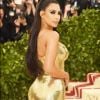 Kim Kardashian explica detalhes do Versace: 'Este vestido foi inspirado no icônico colar de cota de malha de ouro e projetos de cruz do desfile de alta-costura, de 1997'