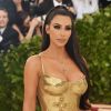 Kim Kardashian usa look com decote generoso